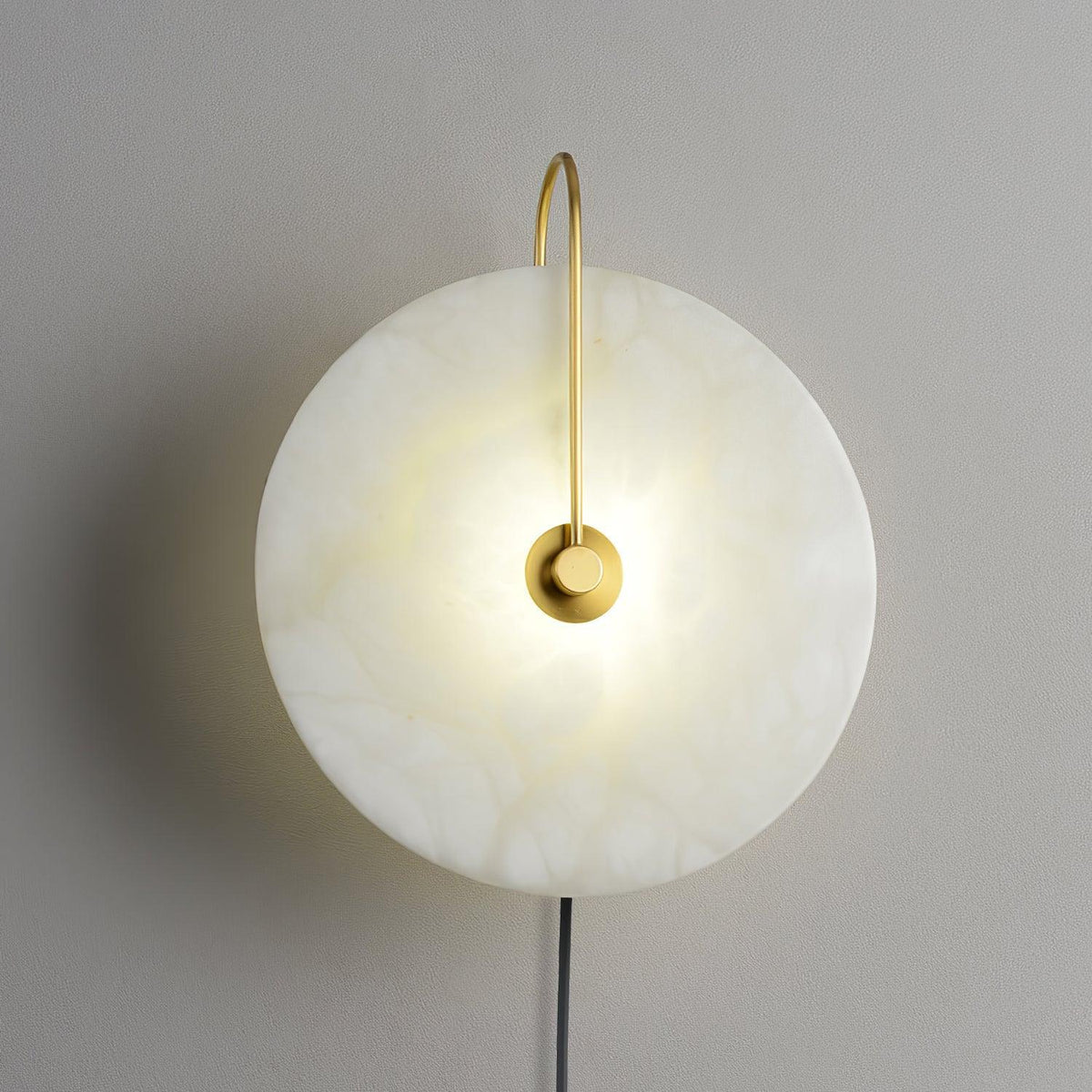 Albeaine globformad vägglampa med alabaster och stickkontakt