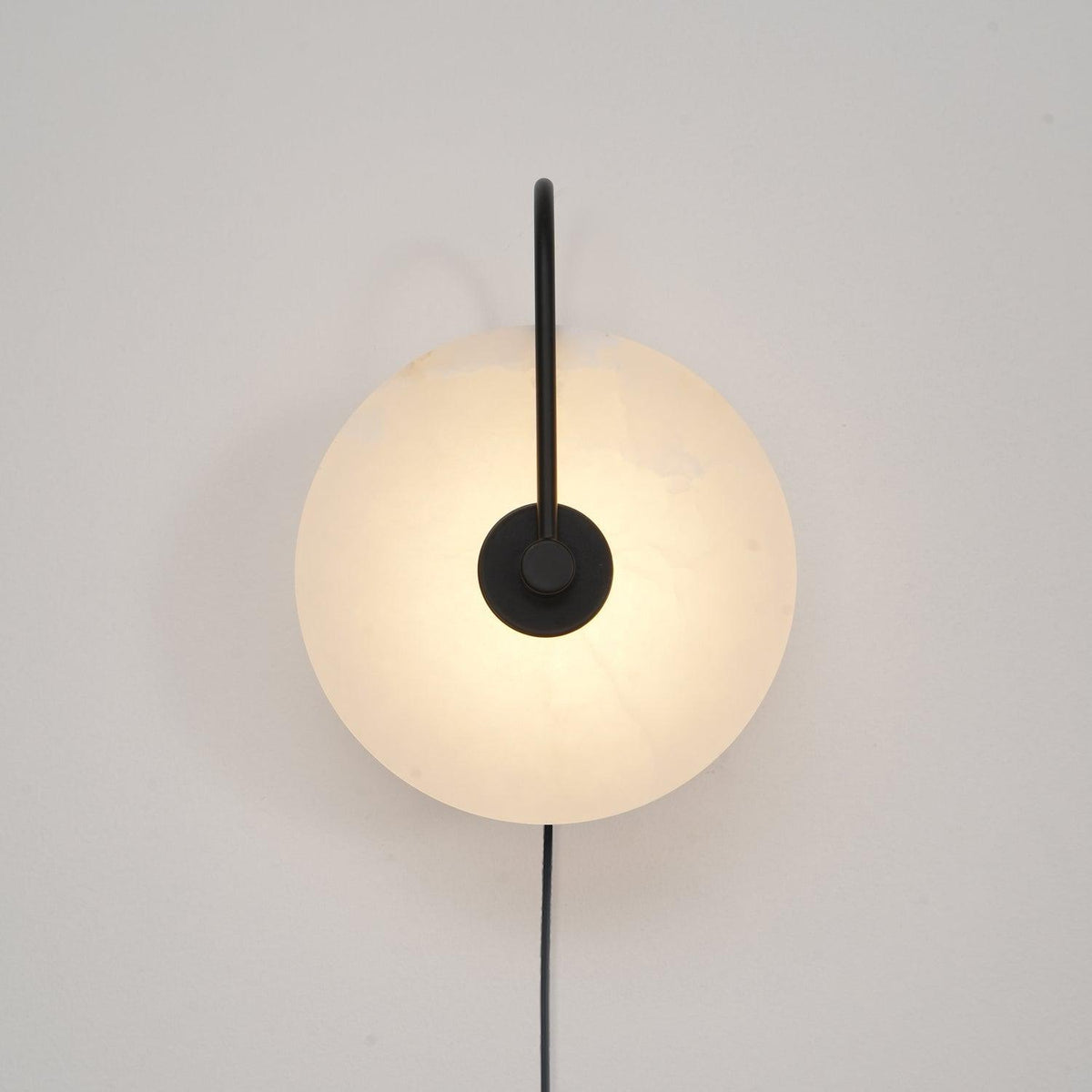 Albeaine globformad vägglampa med alabaster och stickkontakt