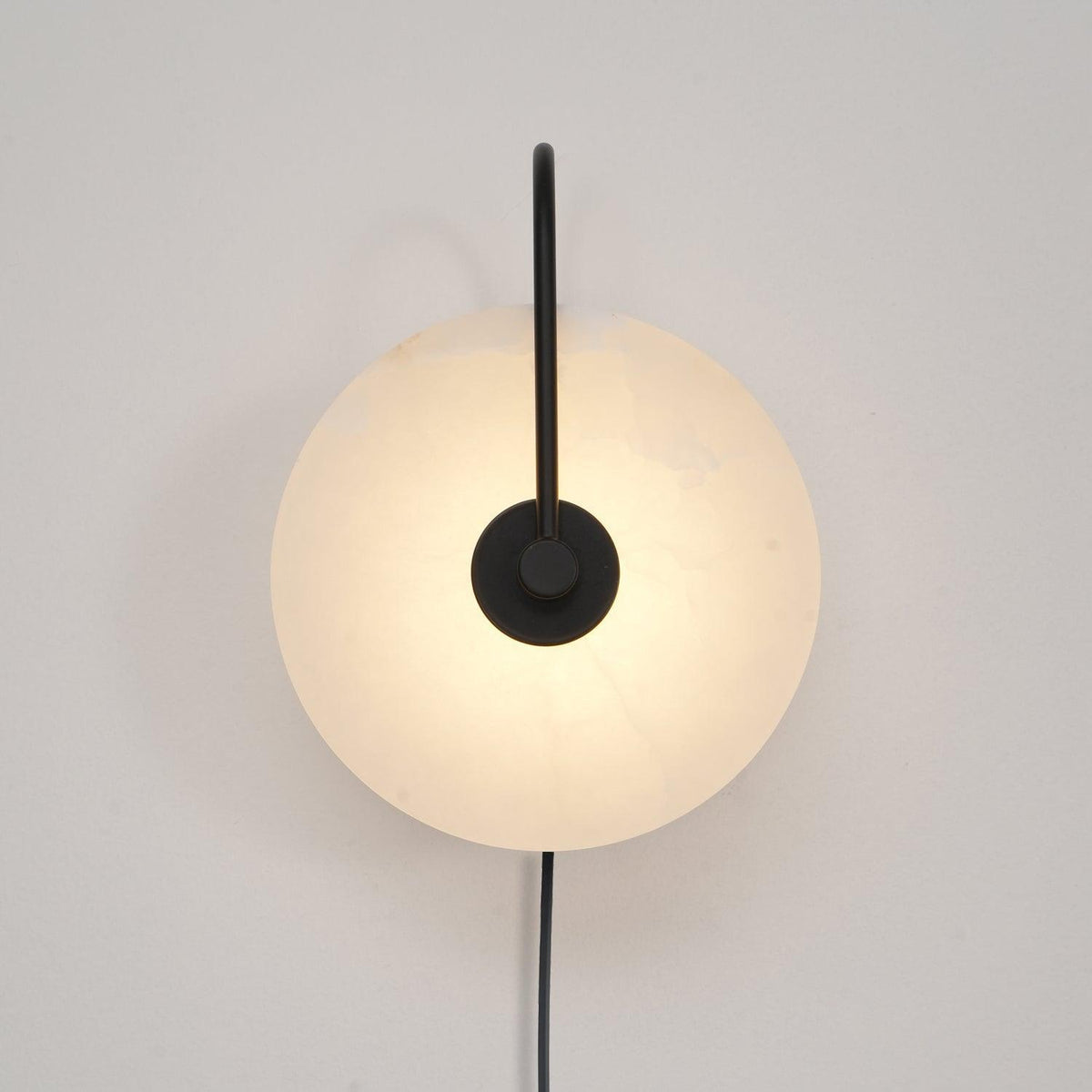 Albeaine globformad vägglampa med alabaster och stickkontakt