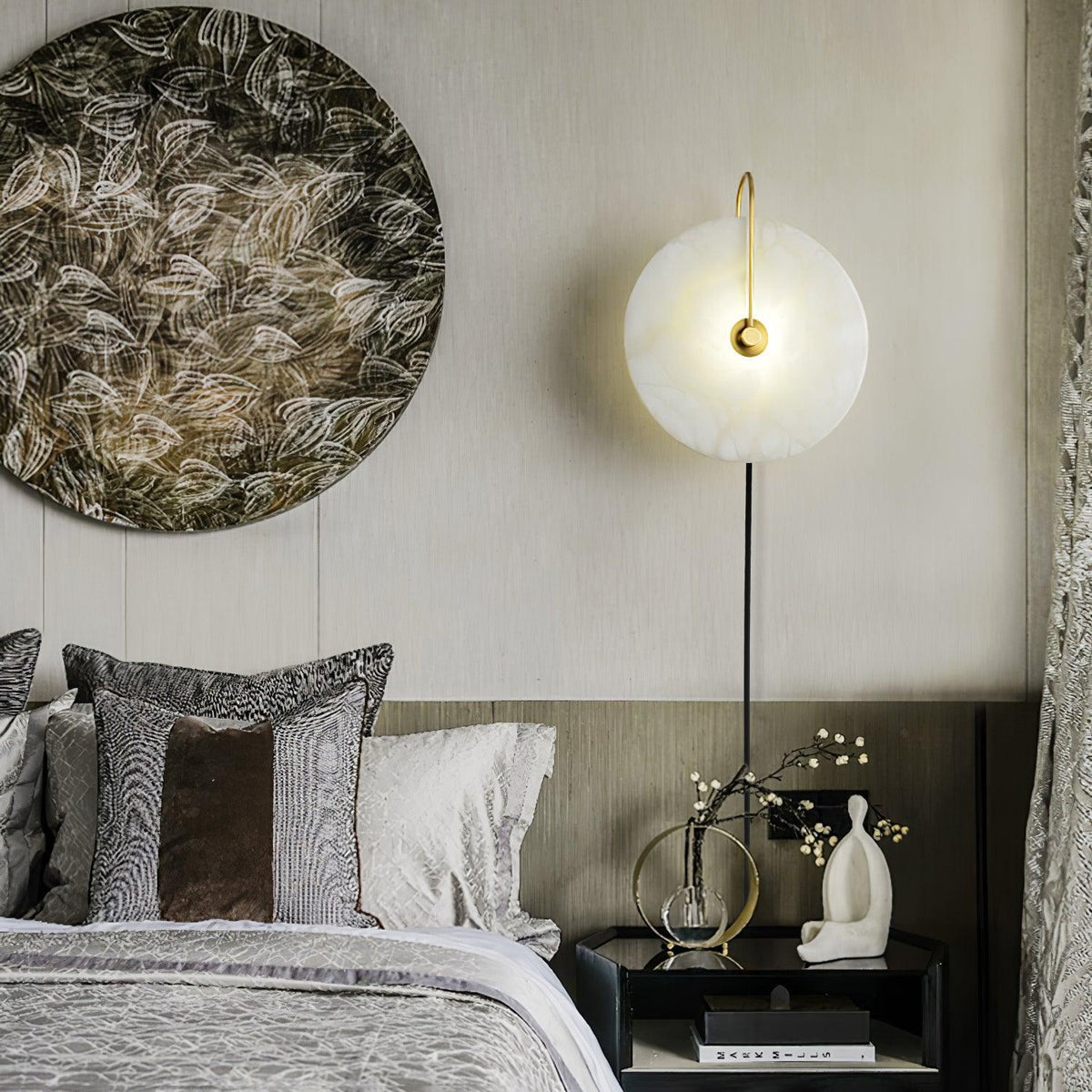Albeaine globformad vägglampa med alabaster och stickkontakt