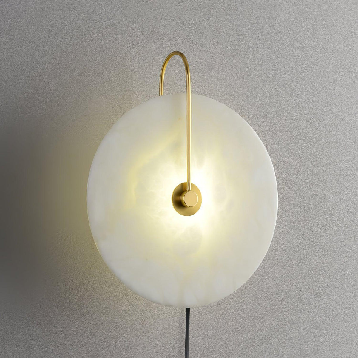 Albeaine globformad vägglampa med alabaster och stickkontakt