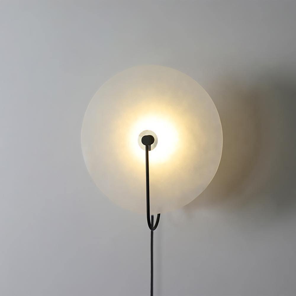 Albeaine globformad vägglampa med alabaster och stickkontakt