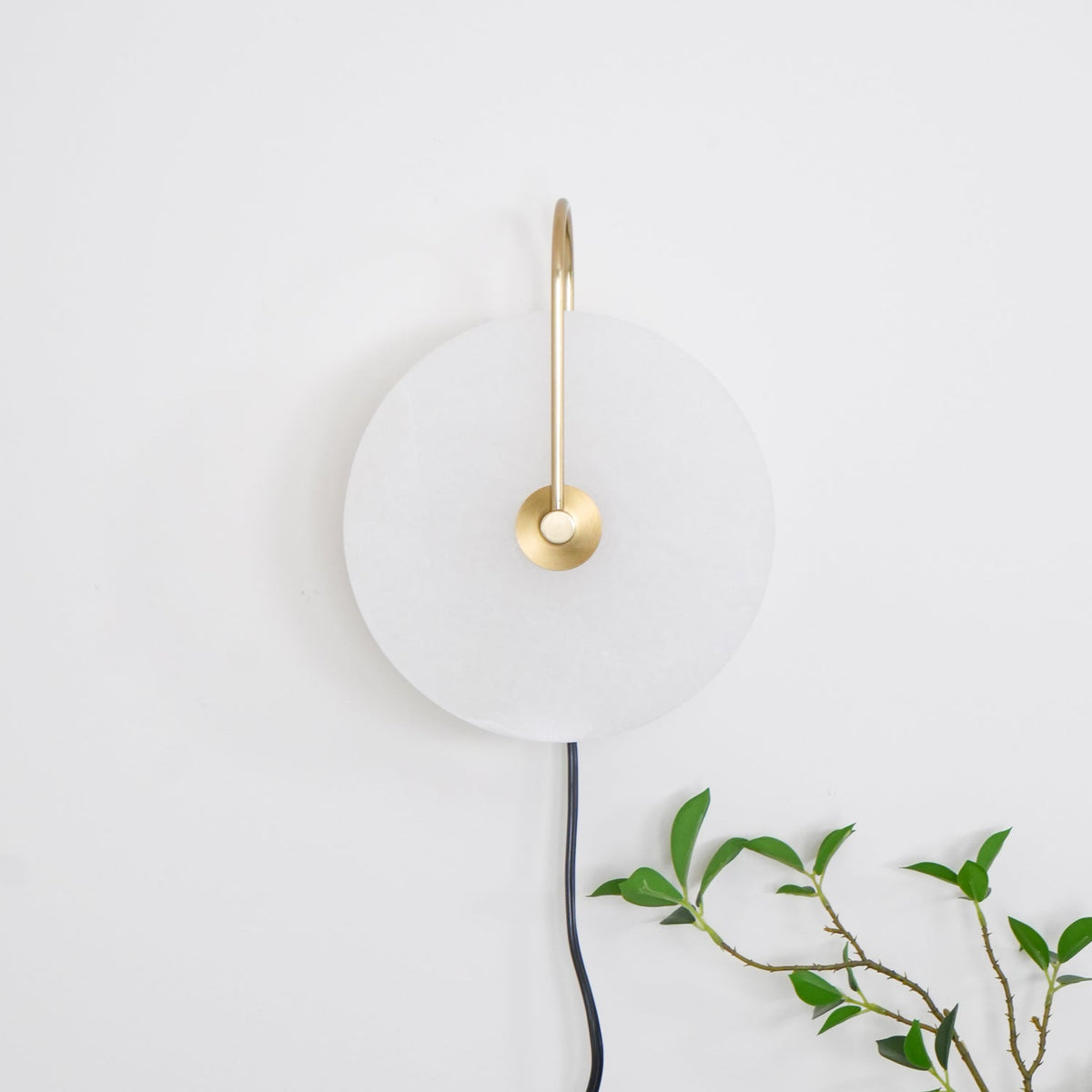 Albeaine globformad vägglampa med alabaster och stickkontakt