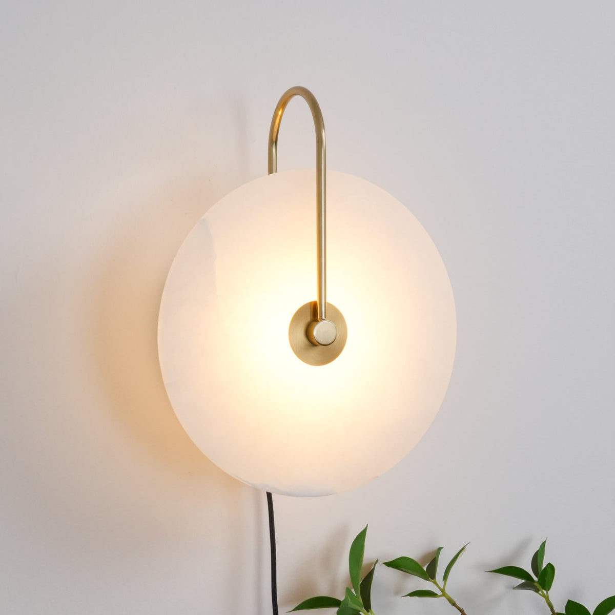 Albeaine globformad vägglampa med alabaster och stickkontakt