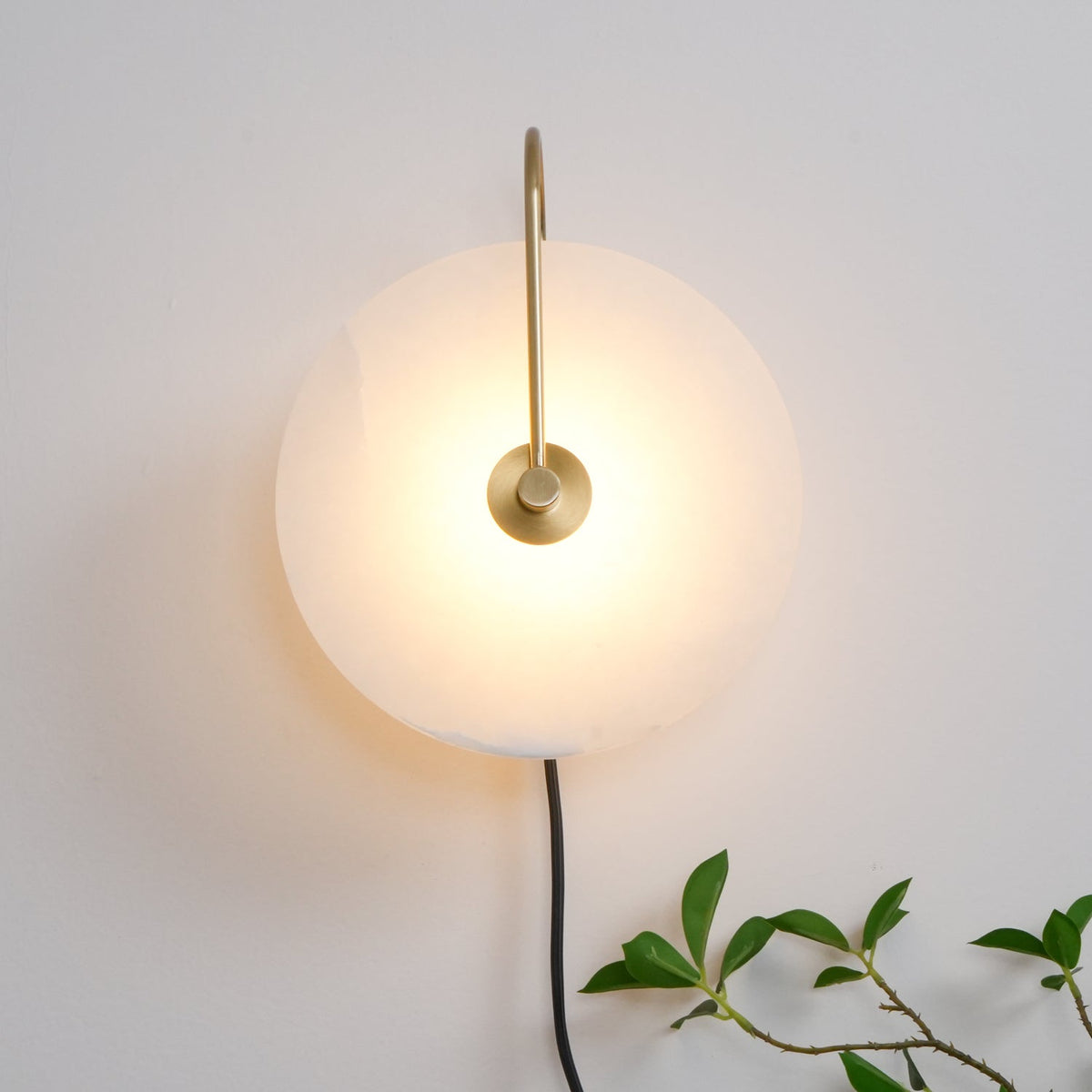 Albeaine globformad vägglampa med alabaster och stickkontakt
