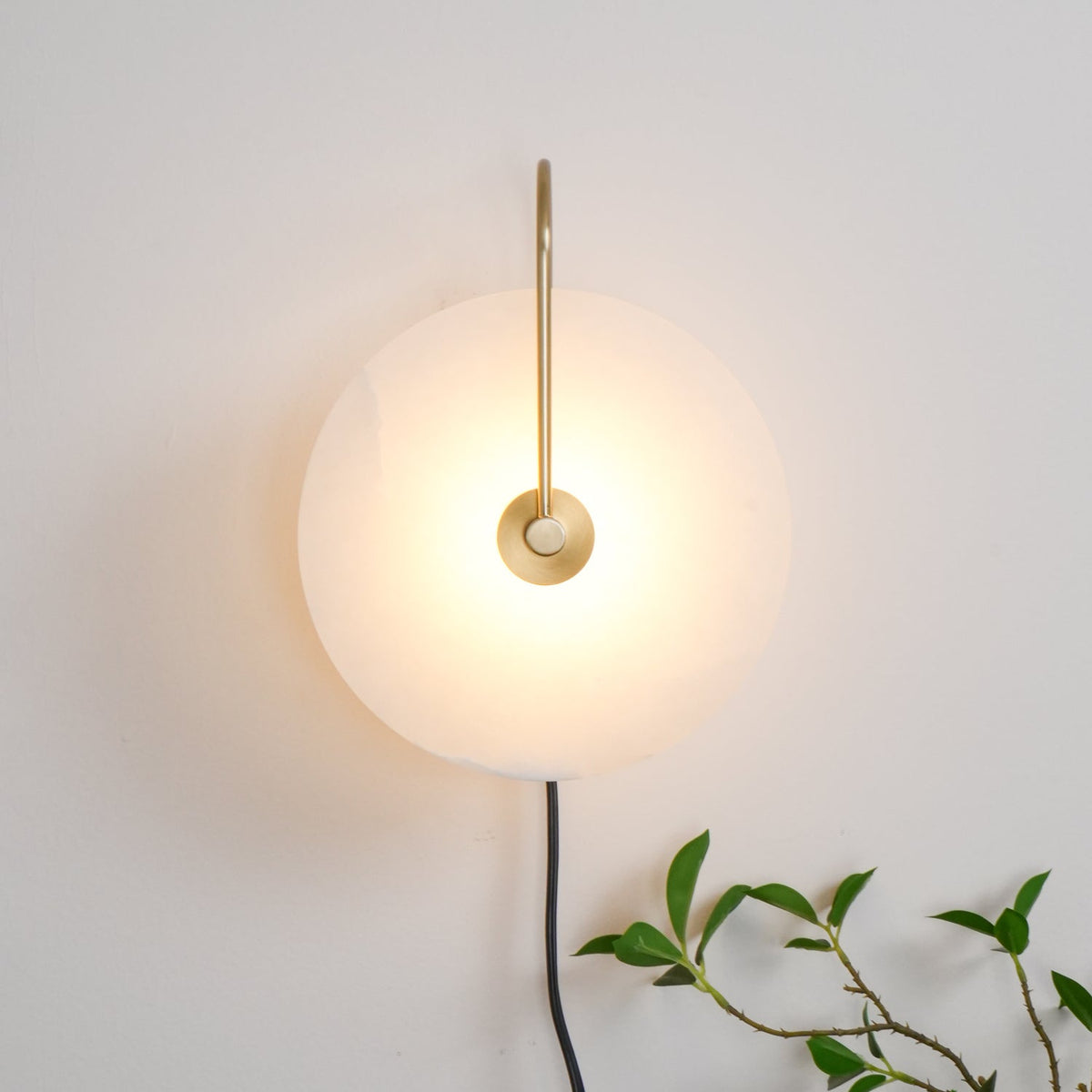 Albeaine globformad vägglampa med alabaster och stickkontakt