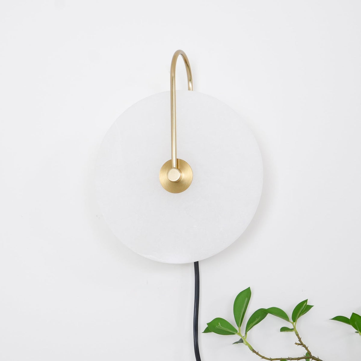 Albeaine globformad vägglampa med alabaster och stickkontakt