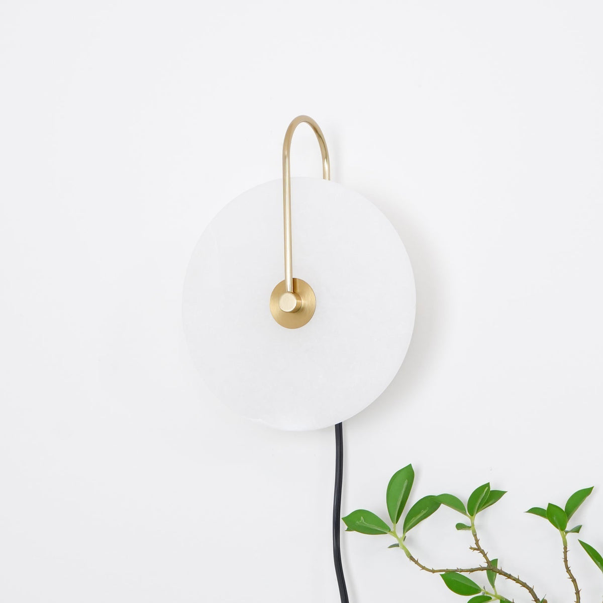 Albeaine globformad vägglampa med alabaster och stickkontakt