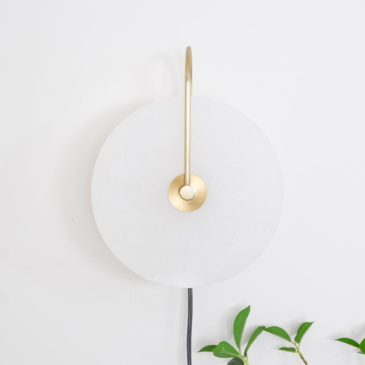 Albeaine globformad vägglampa med alabaster och stickkontakt