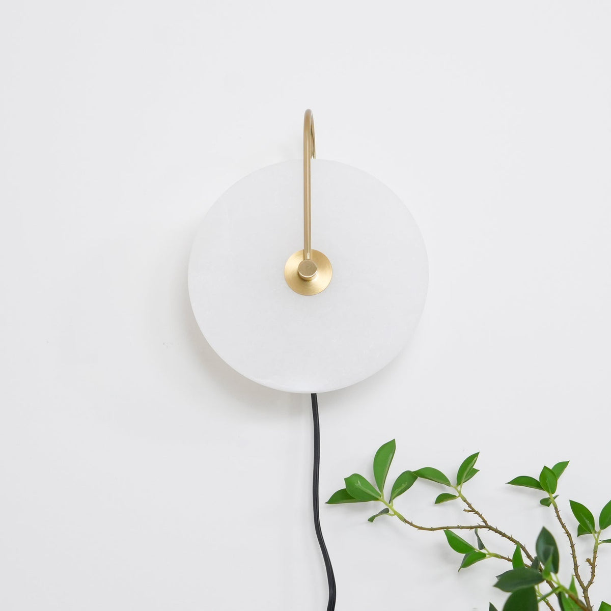Albeaine globformad vägglampa med alabaster och stickkontakt