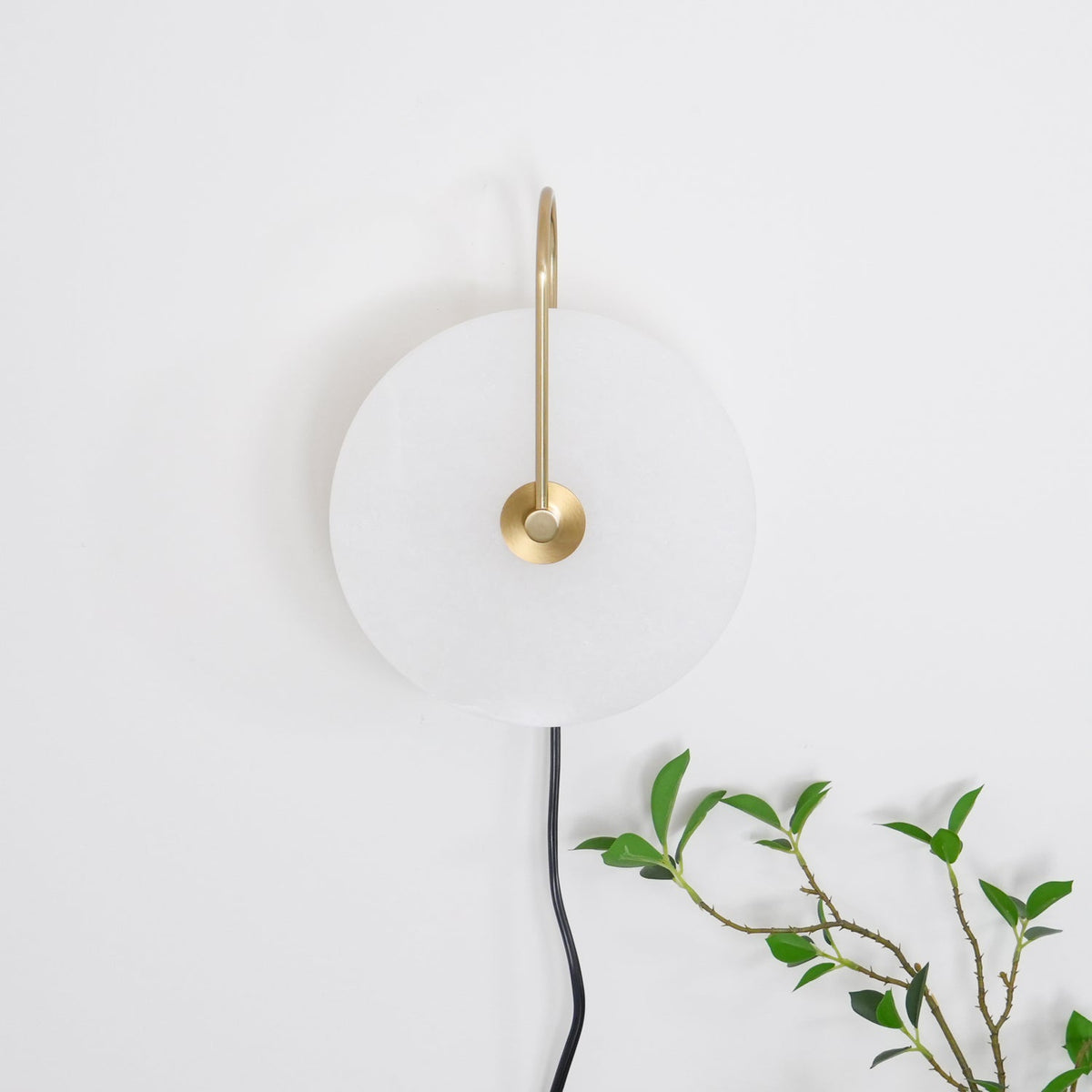 Albeaine globformad vägglampa med alabaster och stickkontakt