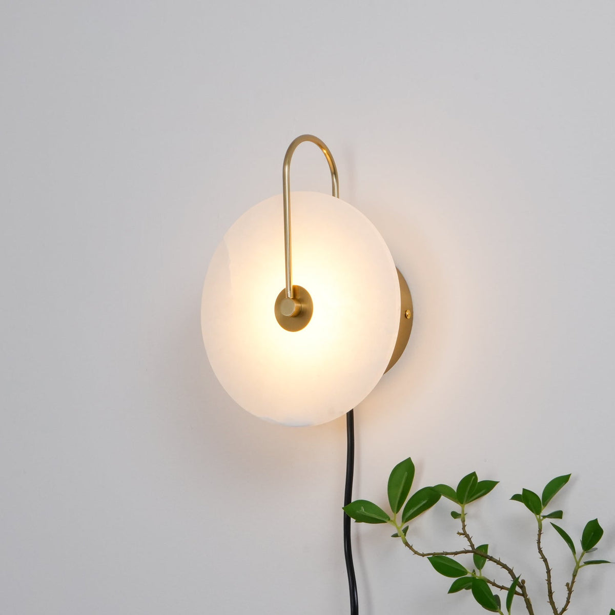 Albeaine globformad vägglampa med alabaster och stickkontakt