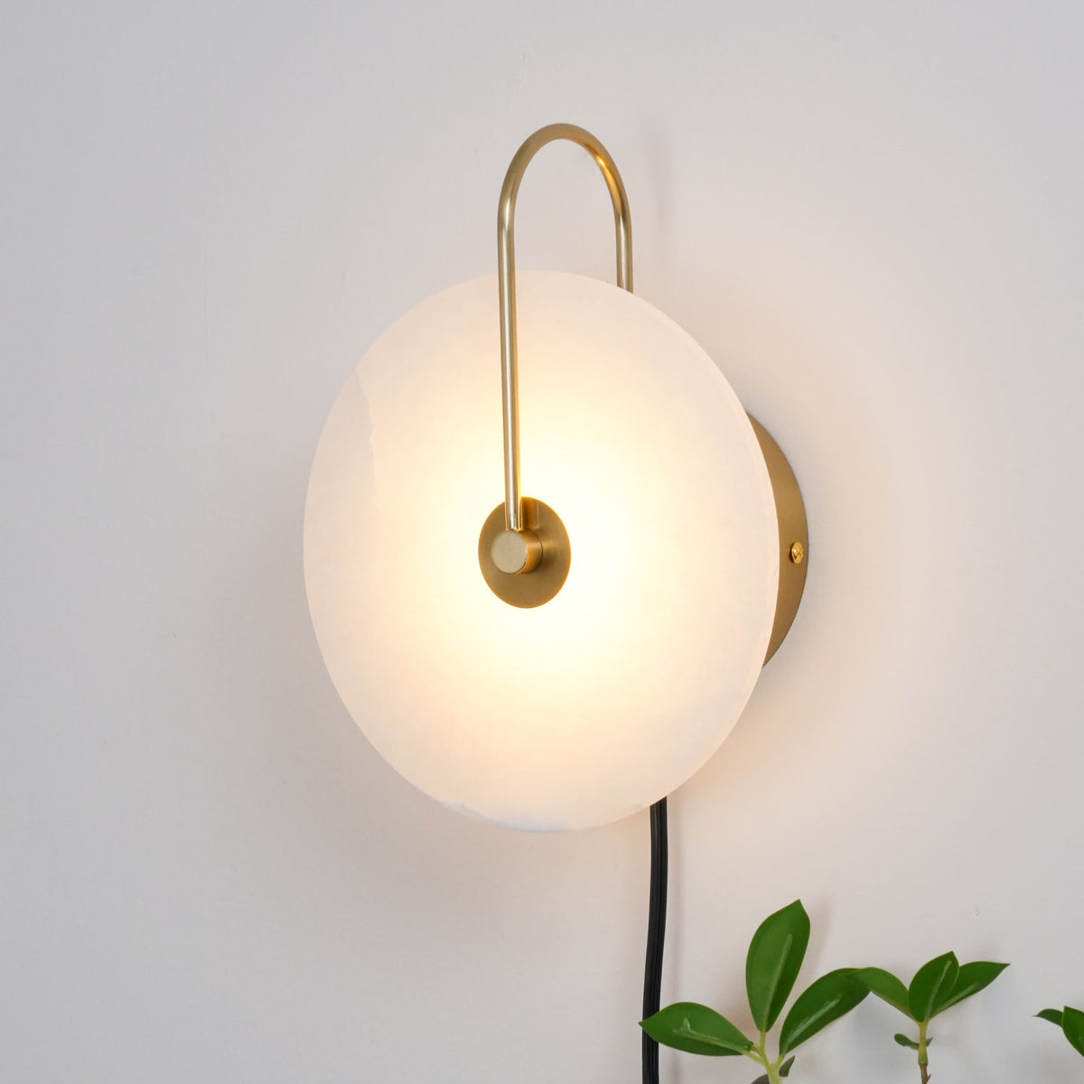 Albeaine globformad vägglampa med alabaster och stickkontakt