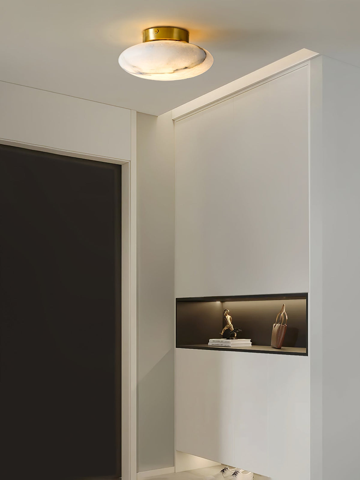 Vanorara minimalistisk taklampa i alabaster med nära montage