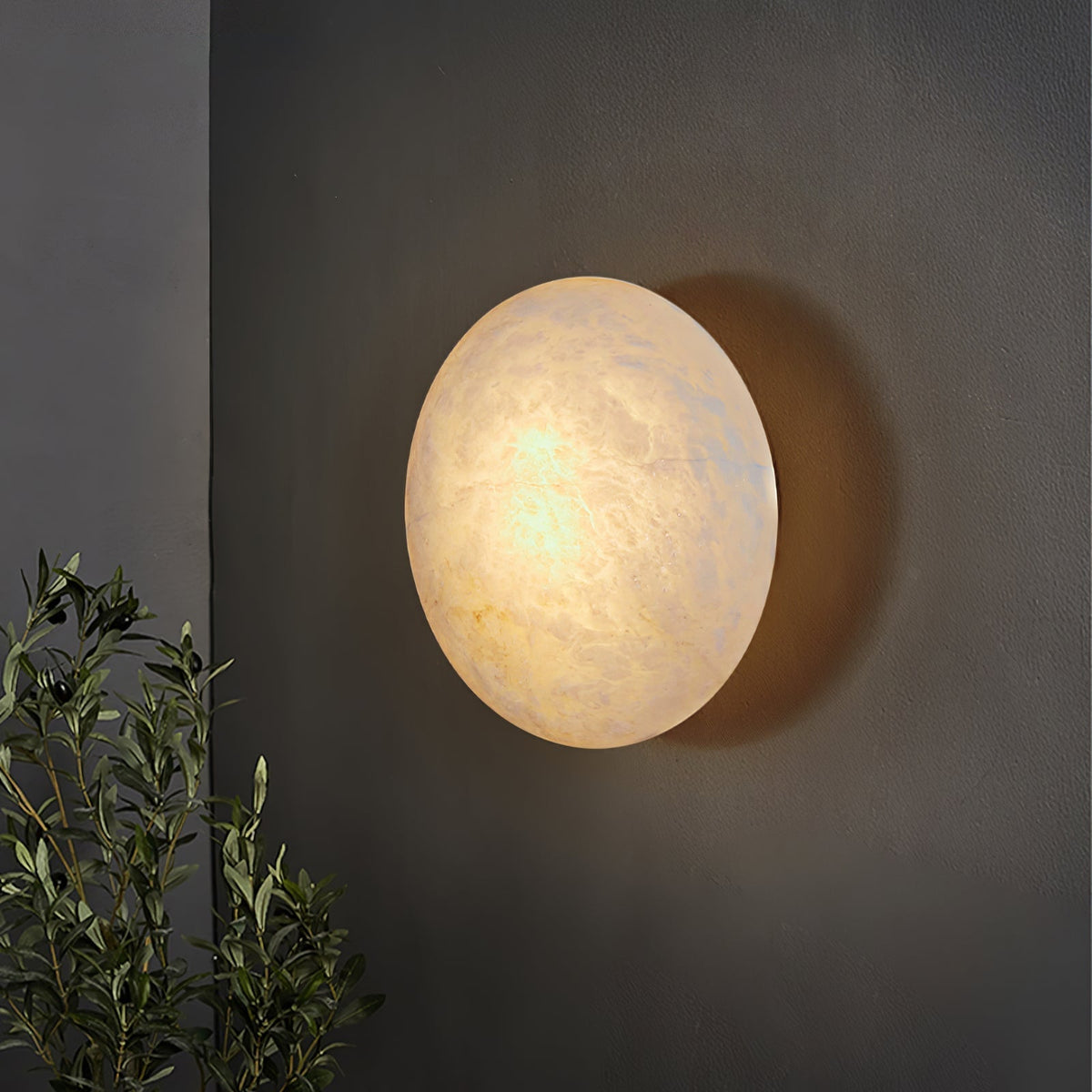 Vanorara minimalistisk taklampa i alabaster med nära montage