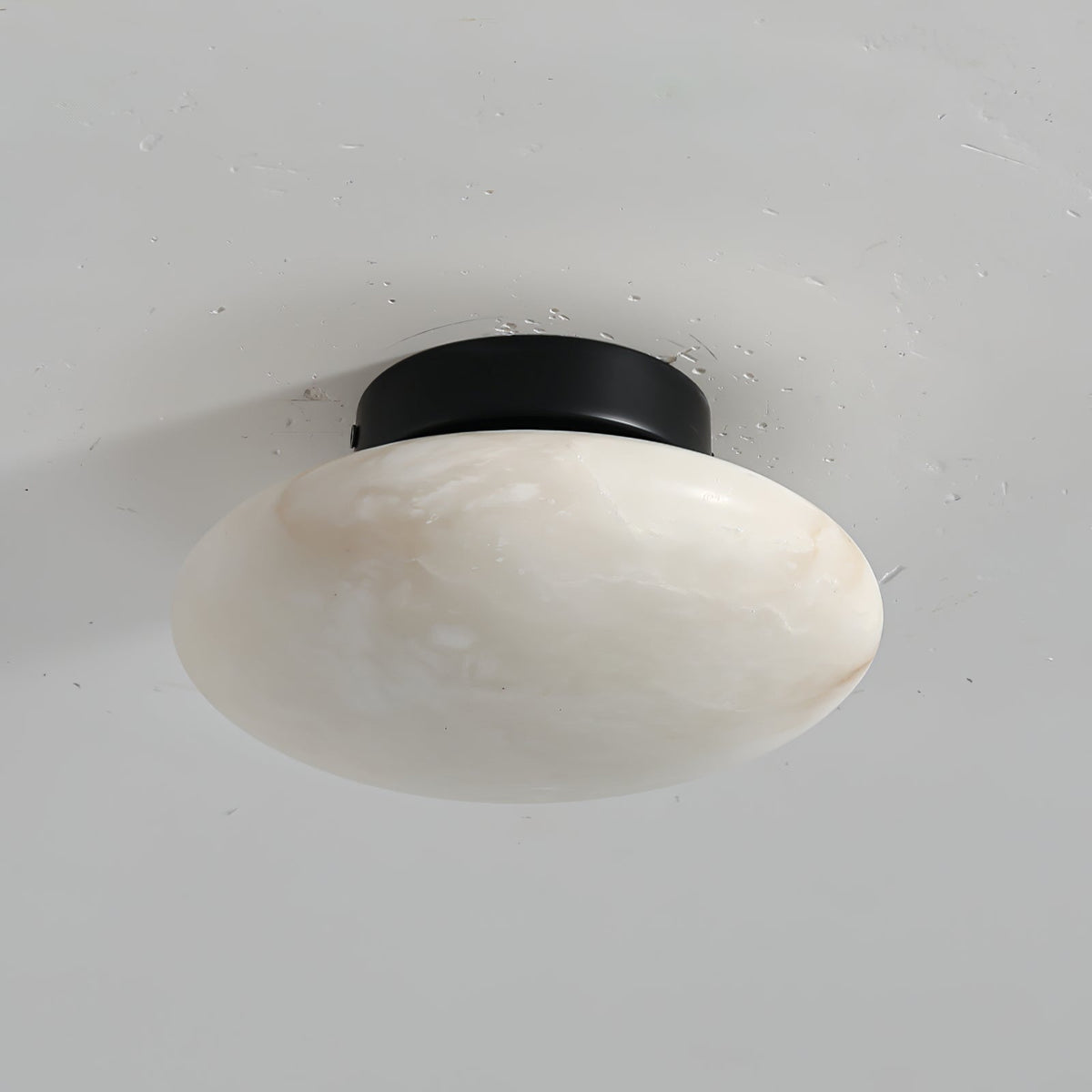 Vanorara minimalistisk taklampa i alabaster med nära montage