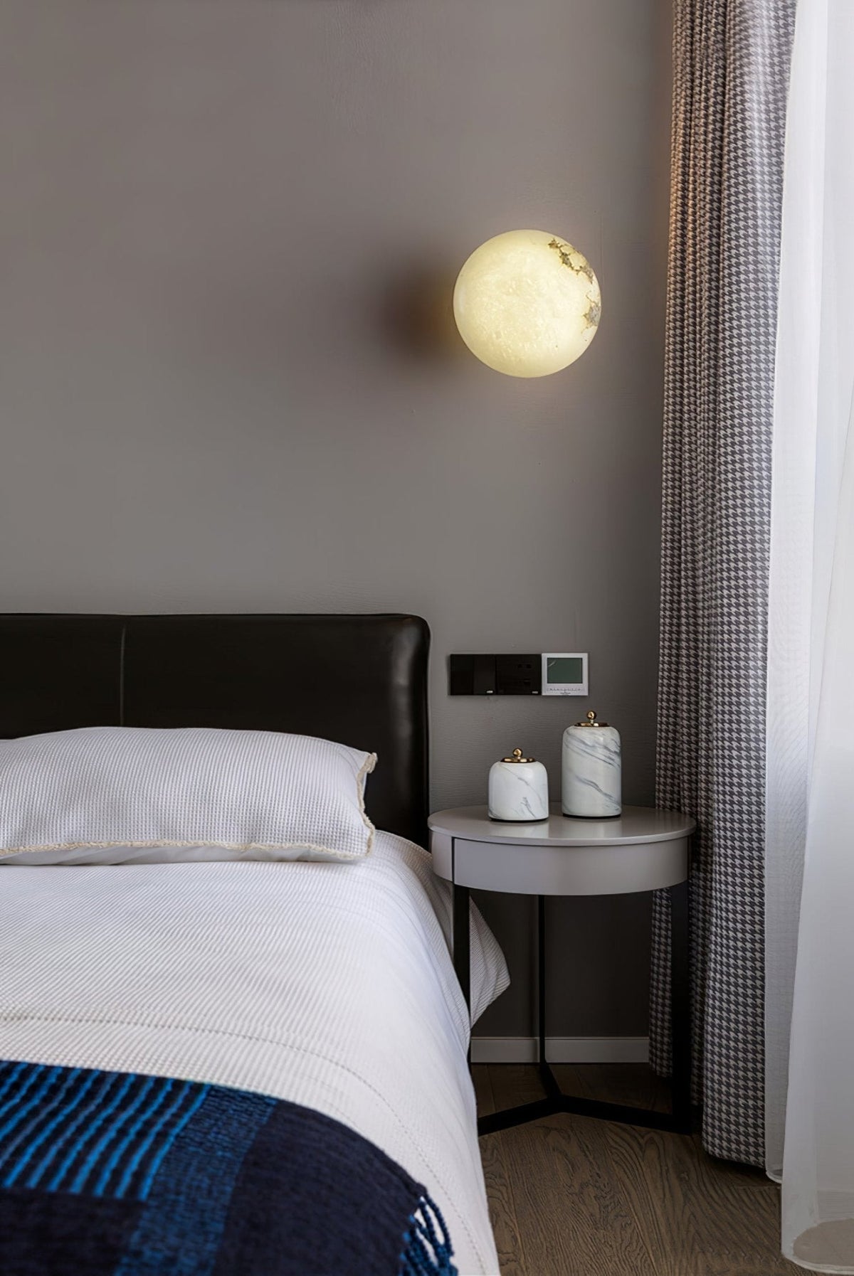 Vanorara minimalistisk taklampa i alabaster med nära montage