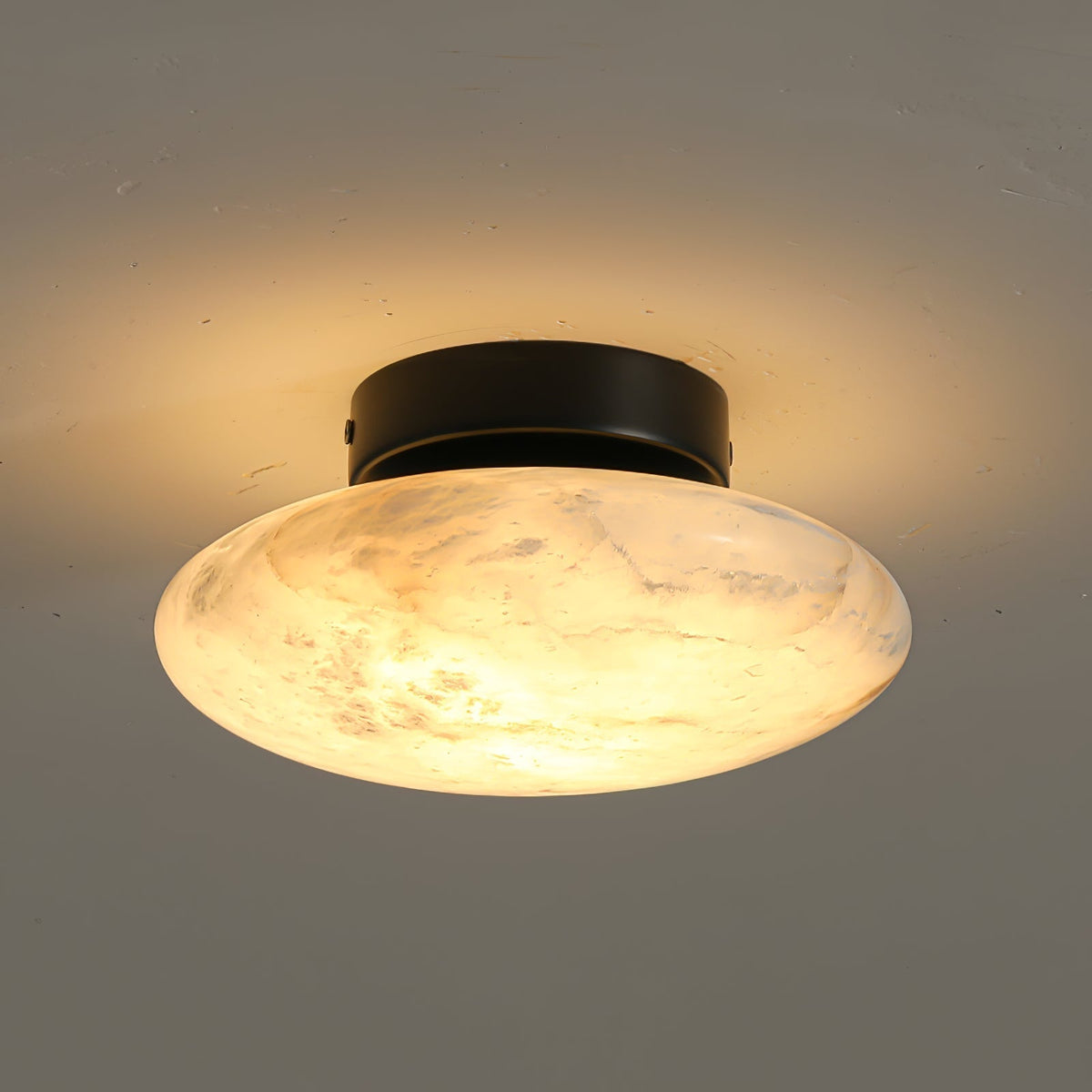 Vanorara minimalistisk taklampa i alabaster med nära montage