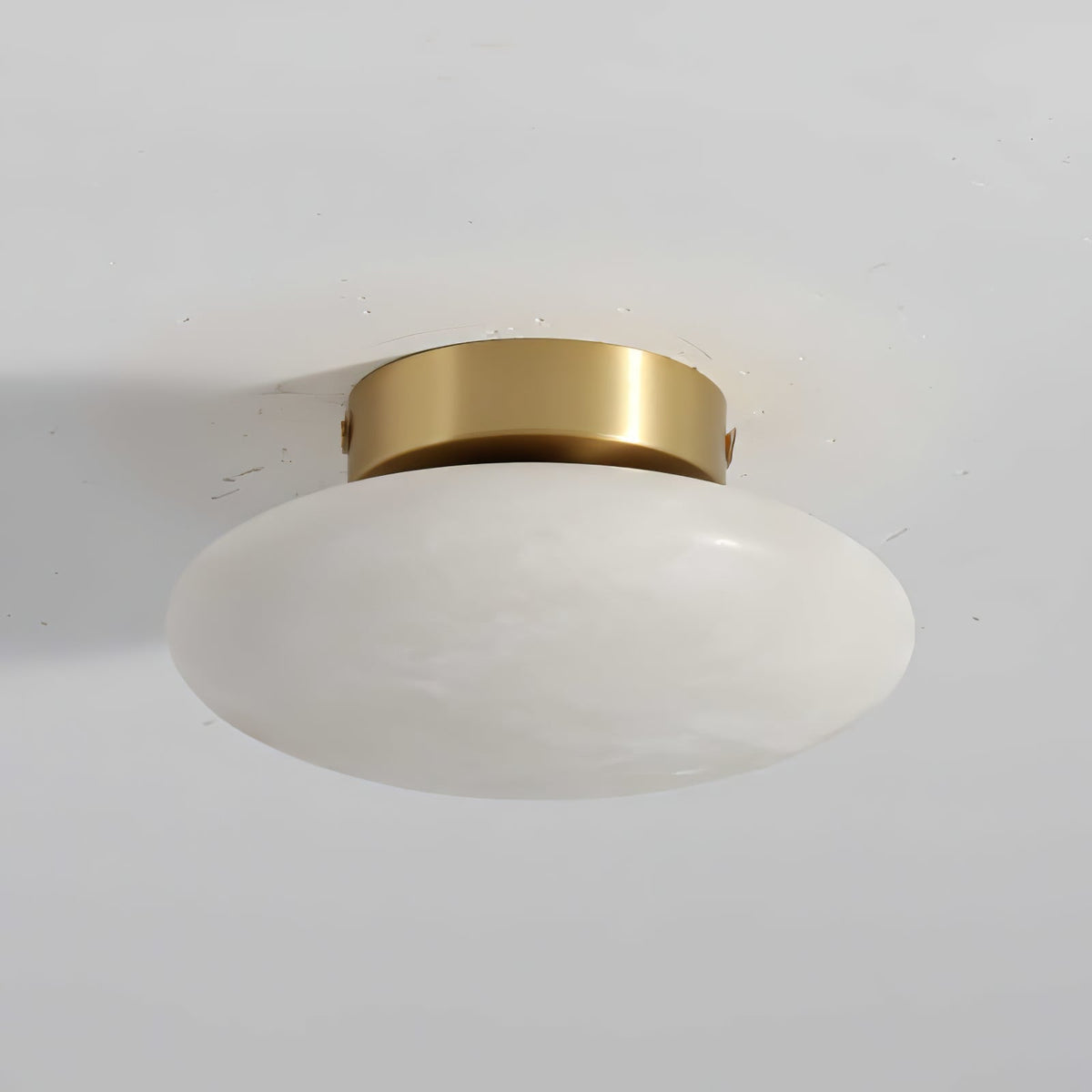 Vanorara minimalistisk taklampa i alabaster med nära montage