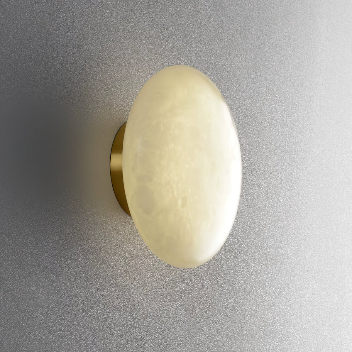 Vanorara minimalistisk taklampa i alabaster med nära montage