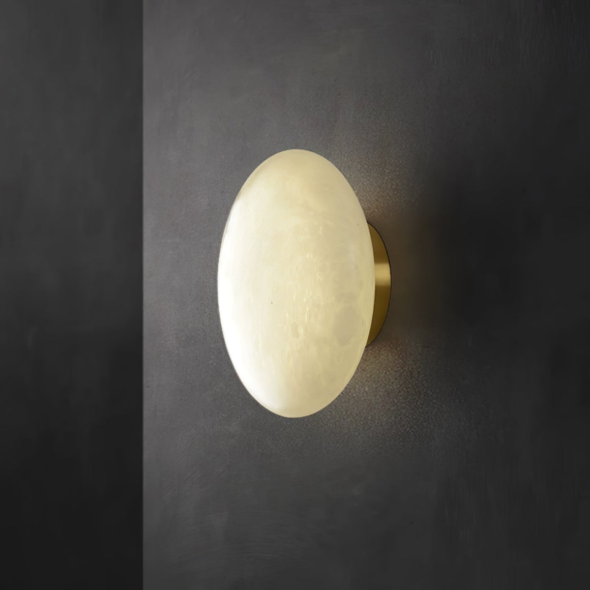 Vanorara minimalistisk taklampa i alabaster med nära montage