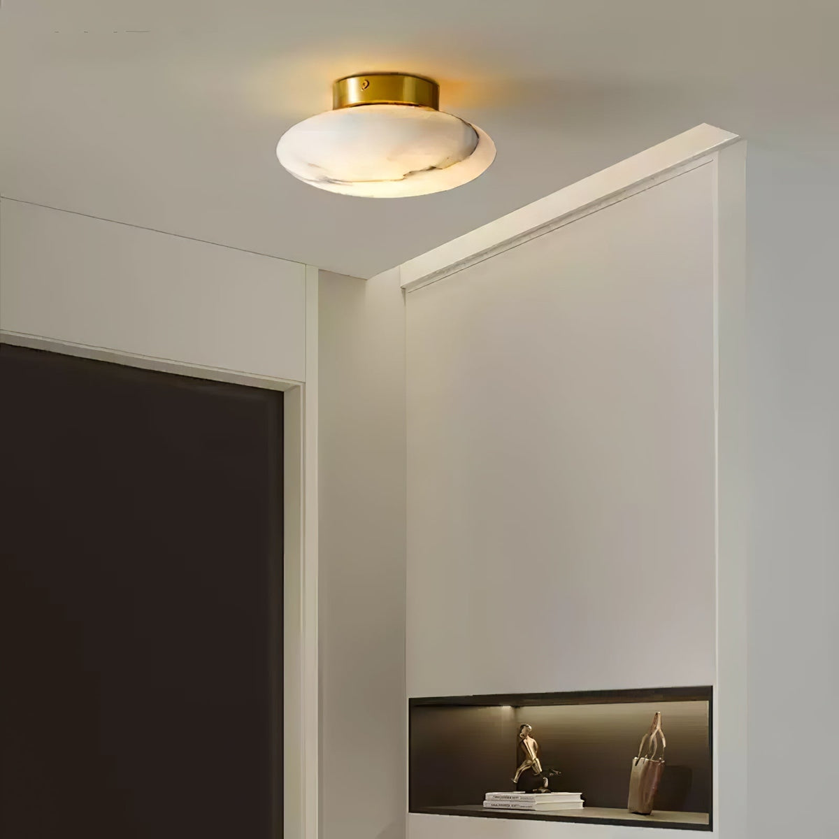 Vanorara minimalistisk taklampa i alabaster med nära montage