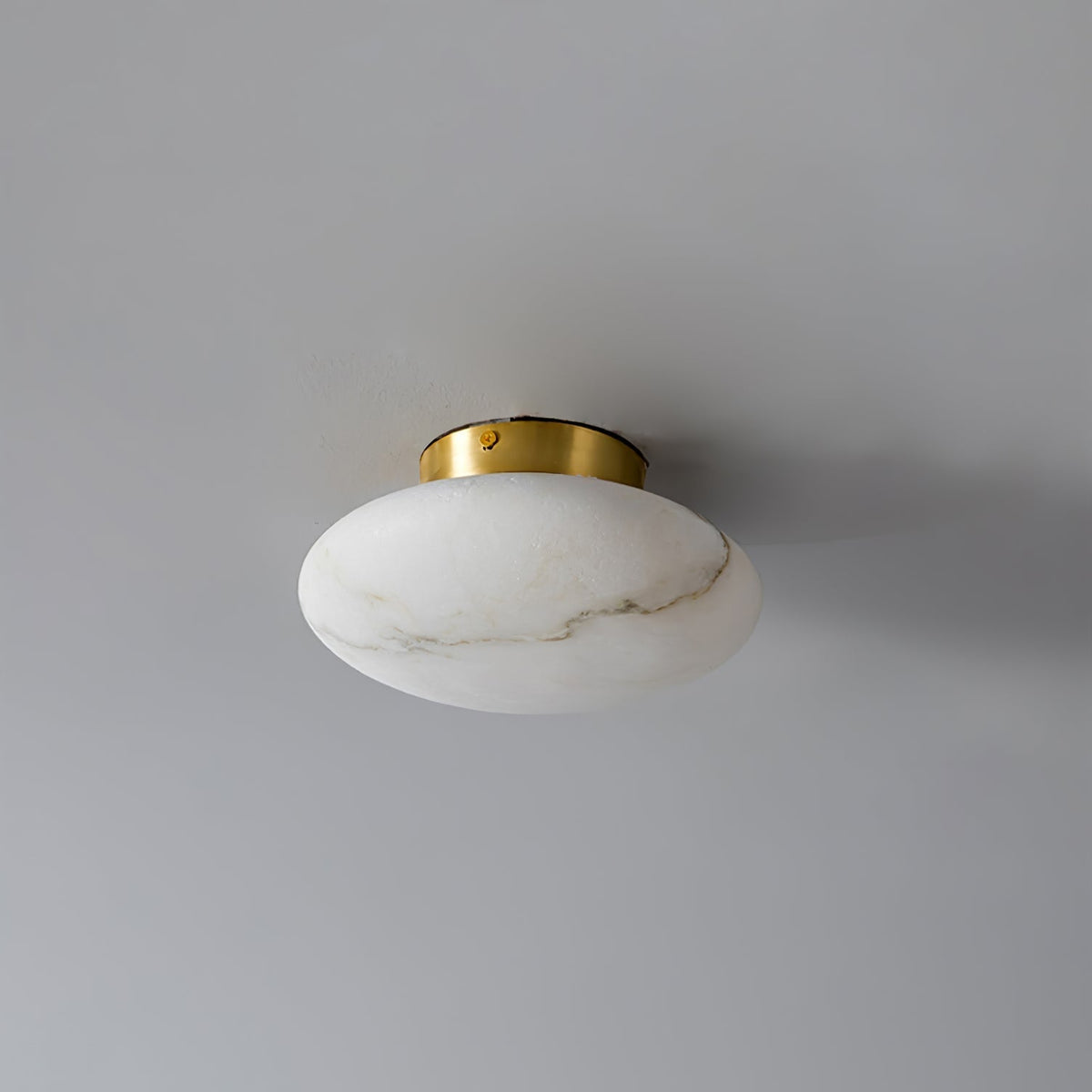 Vanorara minimalistisk taklampa i alabaster med nära montage