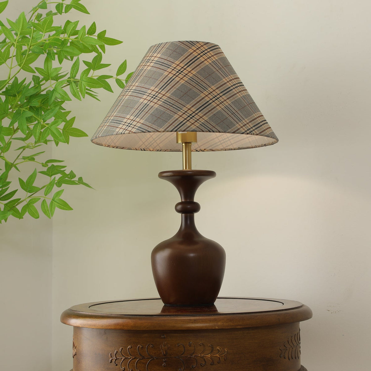 Alina klassisk bordlampe i træ og stof