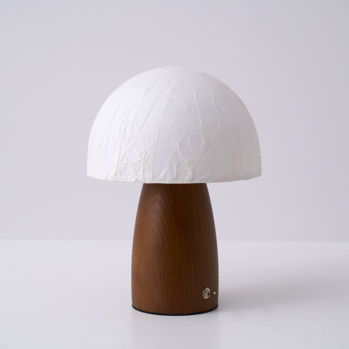 Nimbus bordslampa i trä och tyg