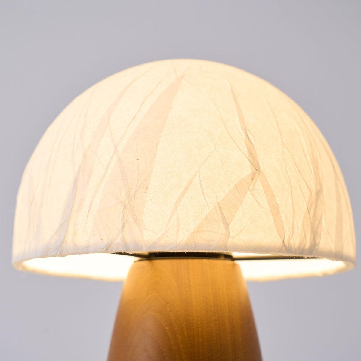 Nimbus bordslampa i trä och tyg