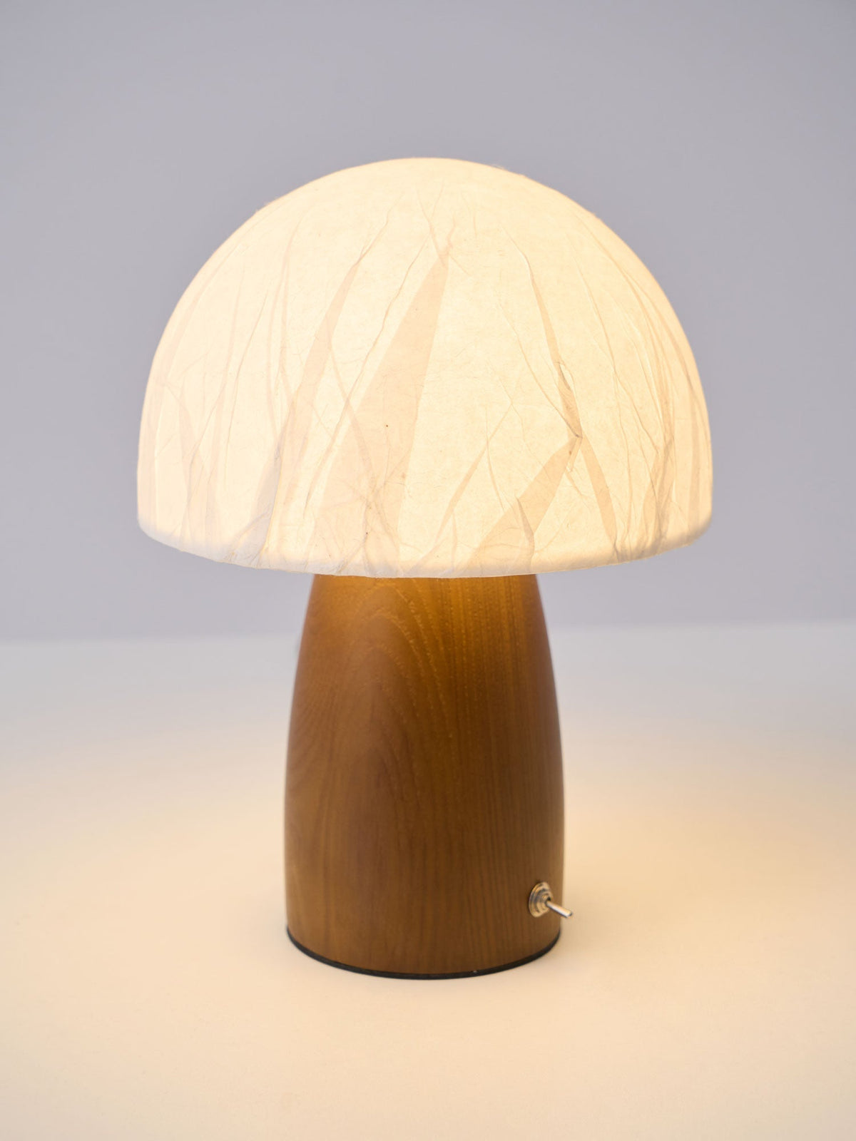Nimbus bordslampa i trä och tyg