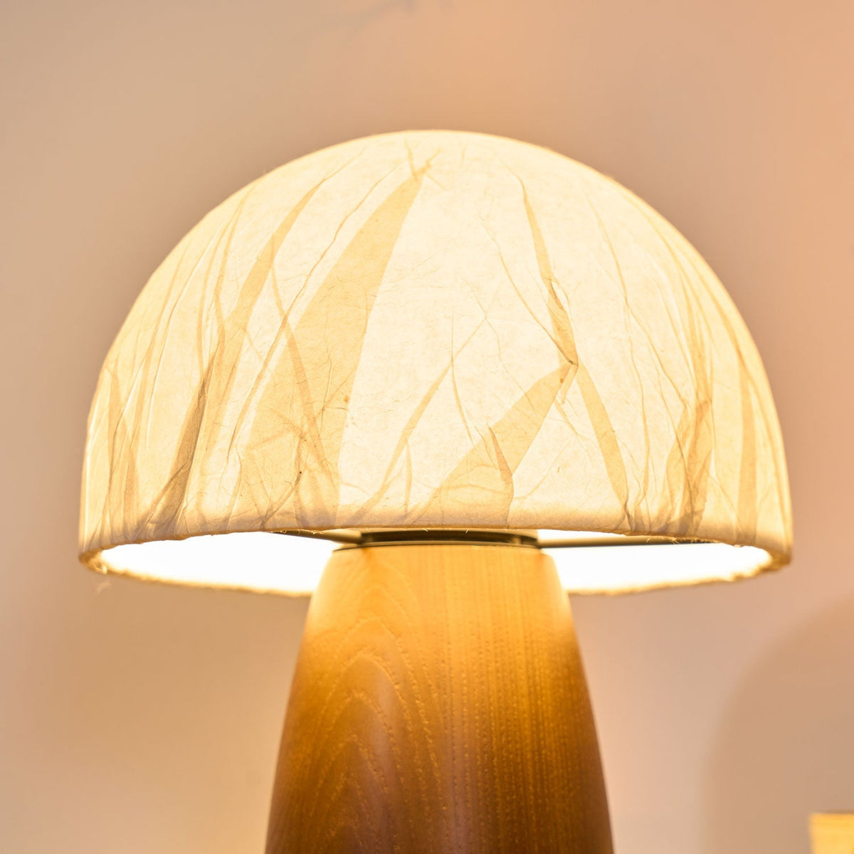 Nimbus bordslampa i trä och tyg