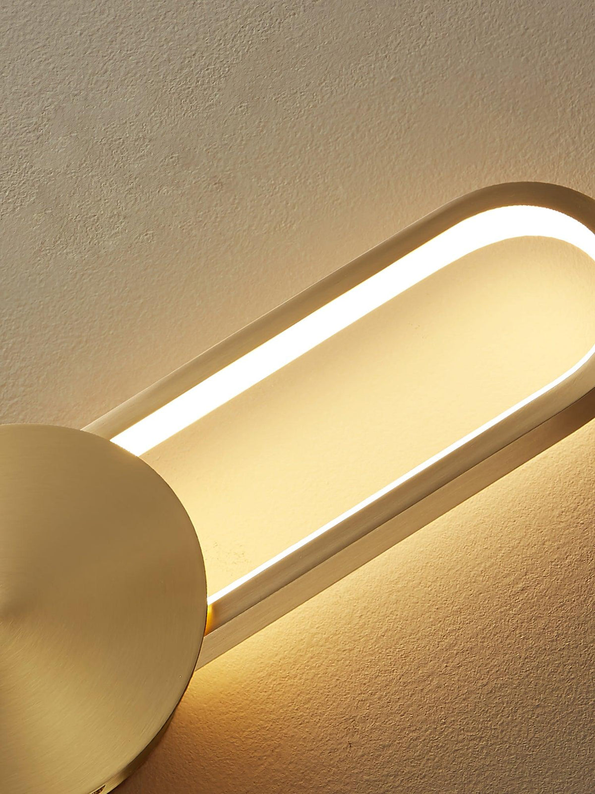 Candeeiro de parede Orieniella moderno e minimalista em latão