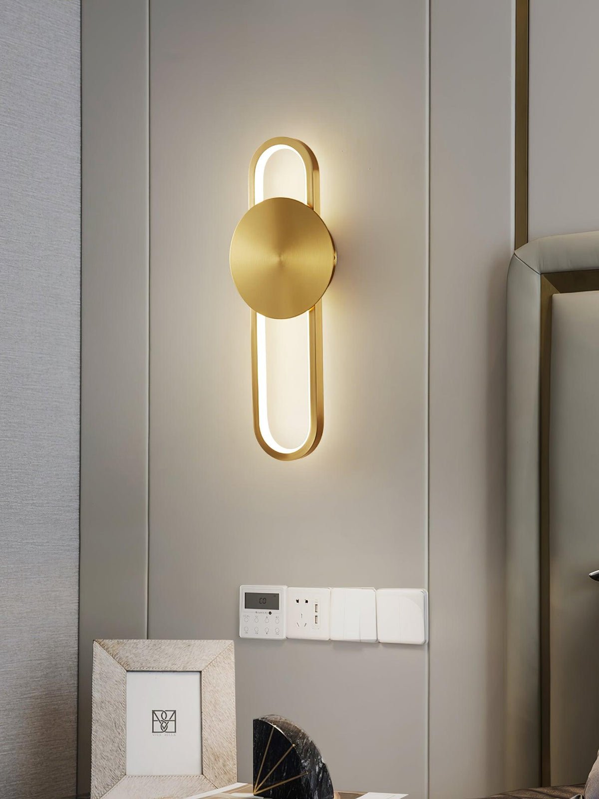 Candeeiro de parede Orieniella moderno e minimalista em latão