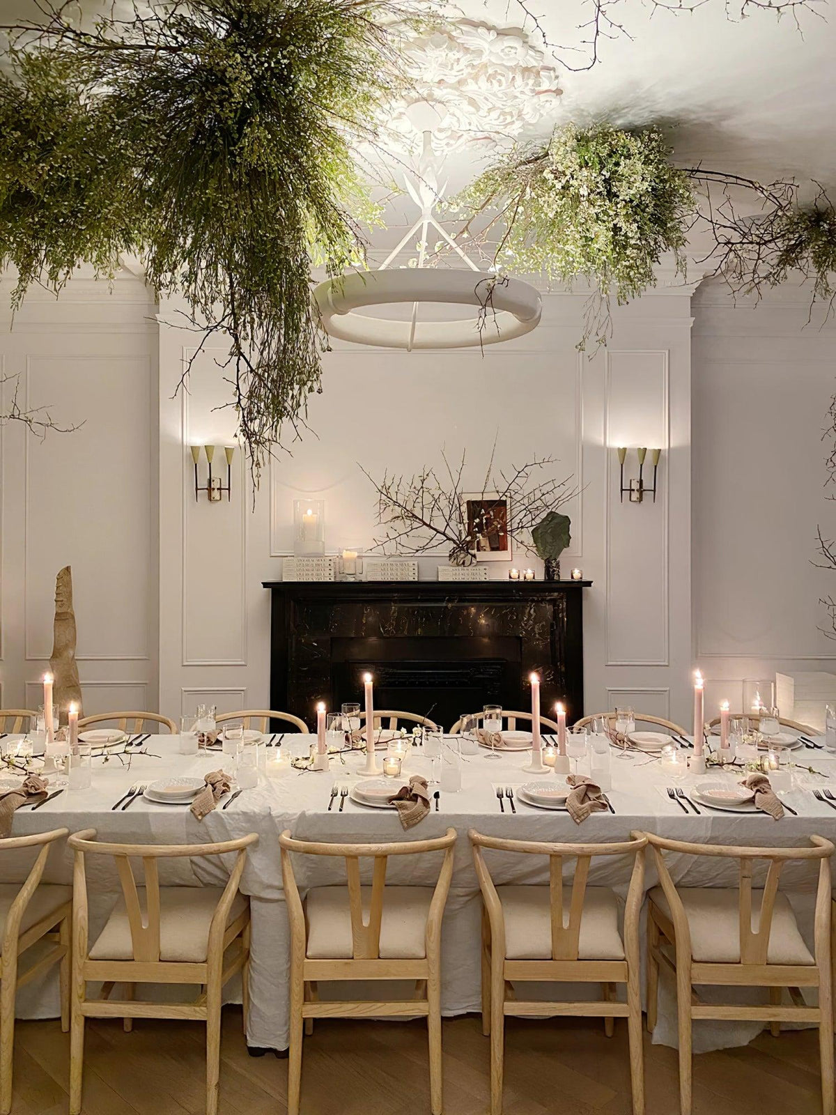 Eixor lysekrone i hvidt gips med blomstermotiv, minimalistisk