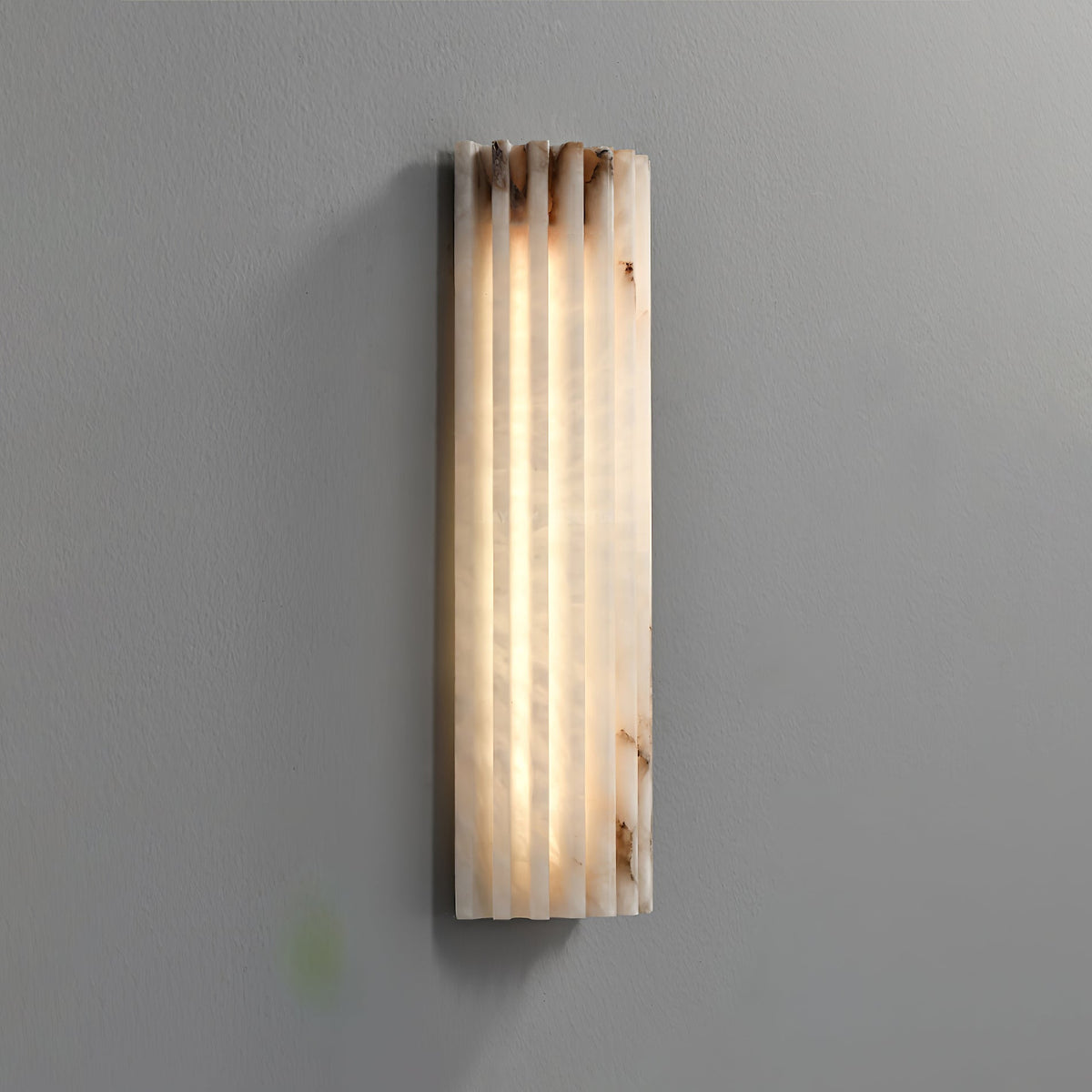 Orvian minimalistinen alabasterinen seinävalaisin