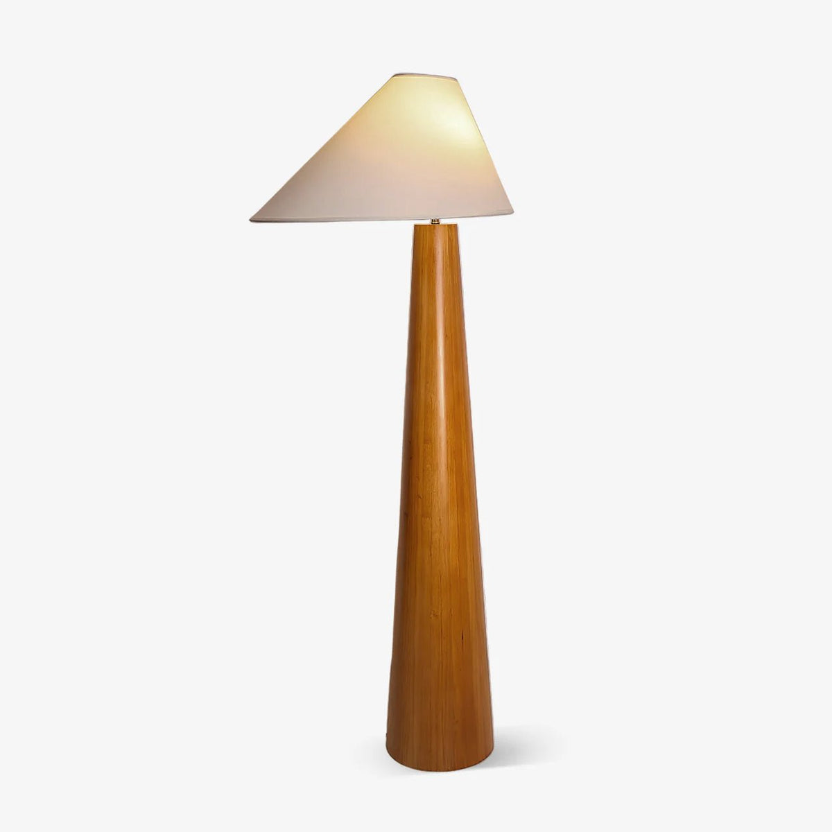 Pinnacle minimalískur viðargólflampi