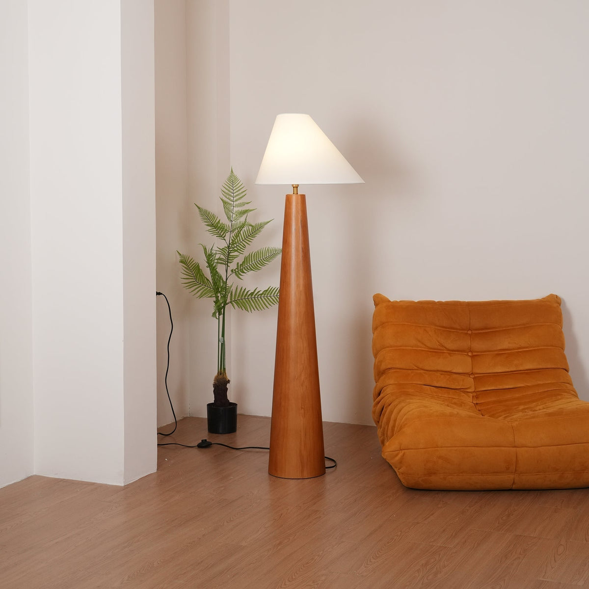 Pinnacle minimalískur viðargólflampi