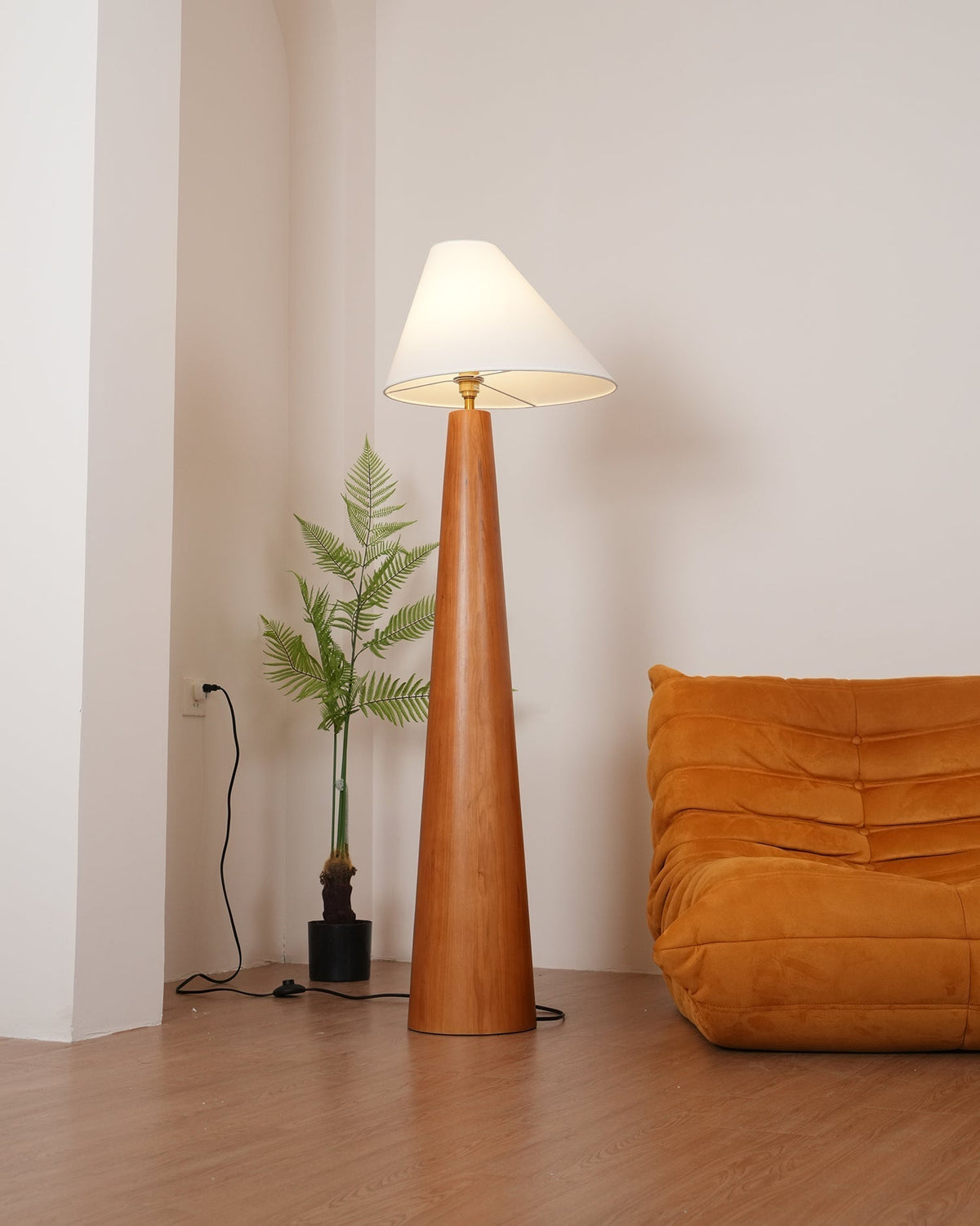 Pinnacle minimalískur viðargólflampi