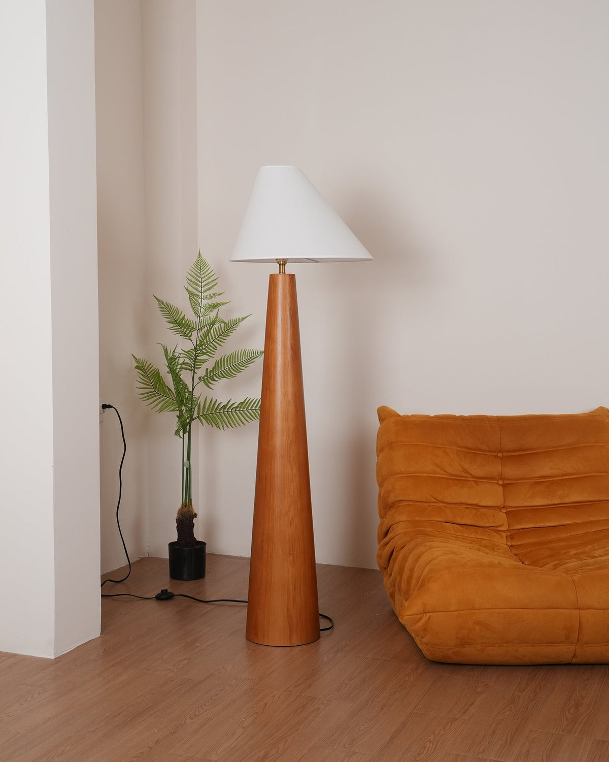 Pinnacle minimalískur viðargólflampi