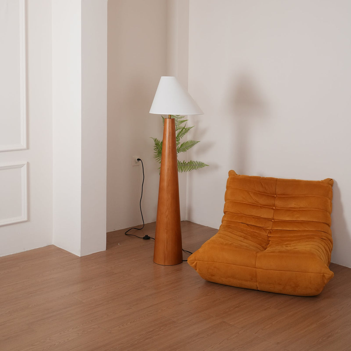 Pinnacle minimalískur viðargólflampi