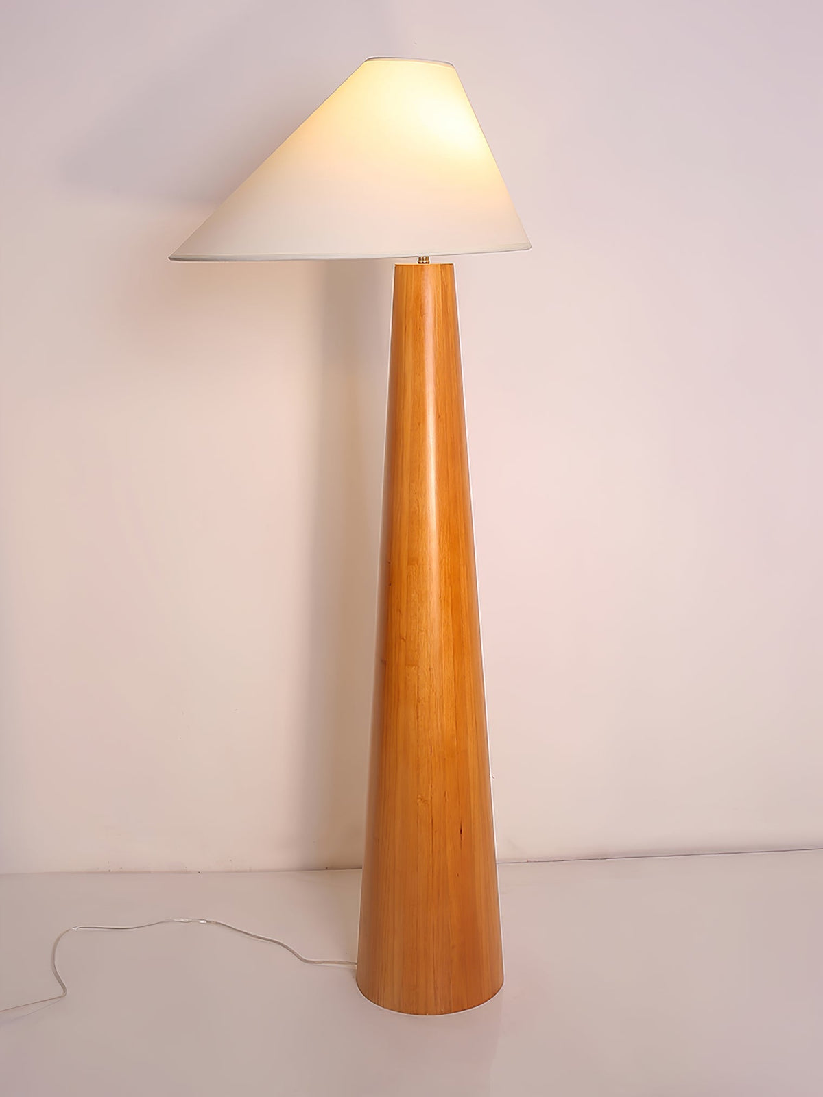 Pinnacle minimalískur viðargólflampi