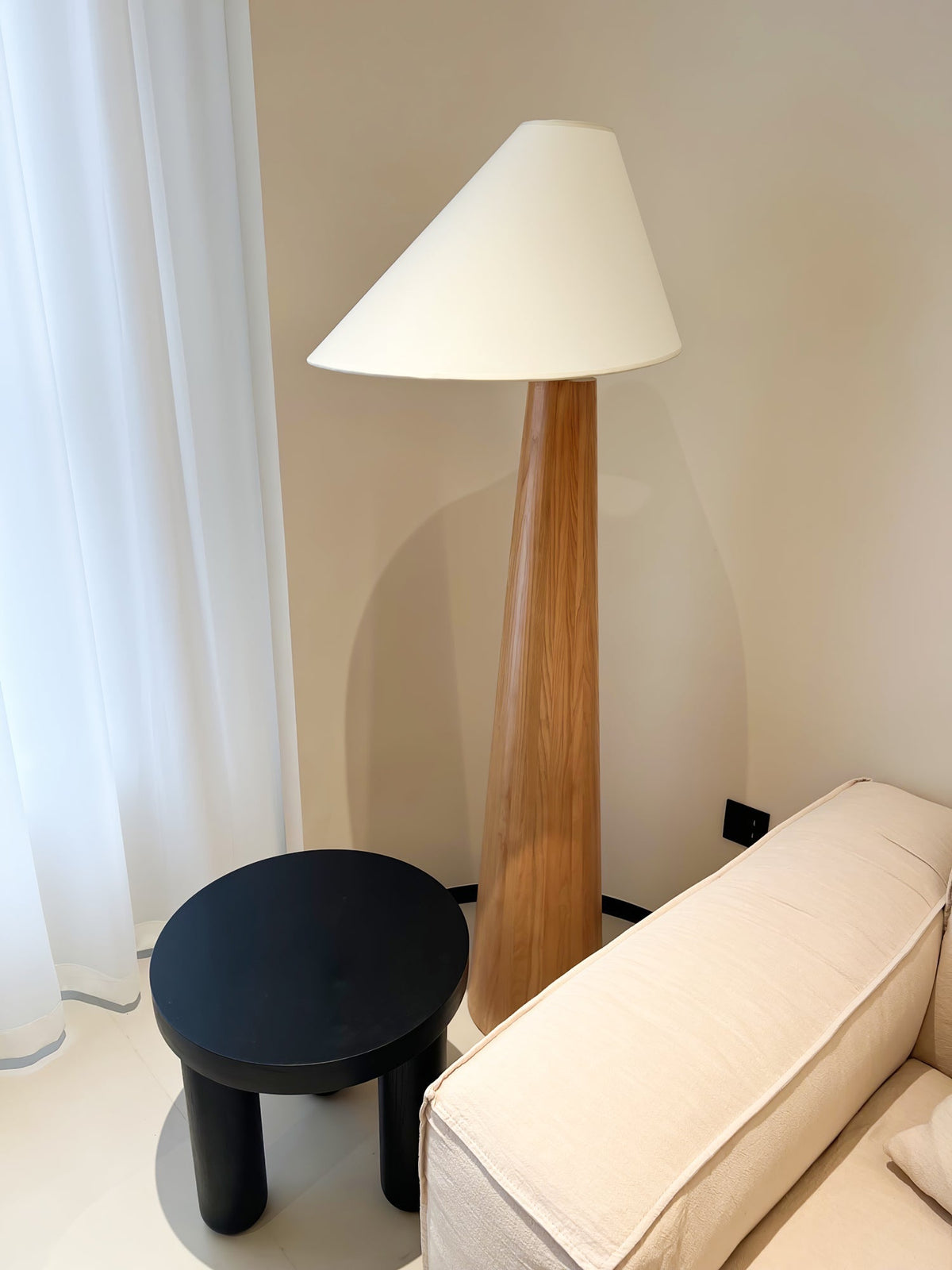 Pinnacle minimalískur viðargólflampi
