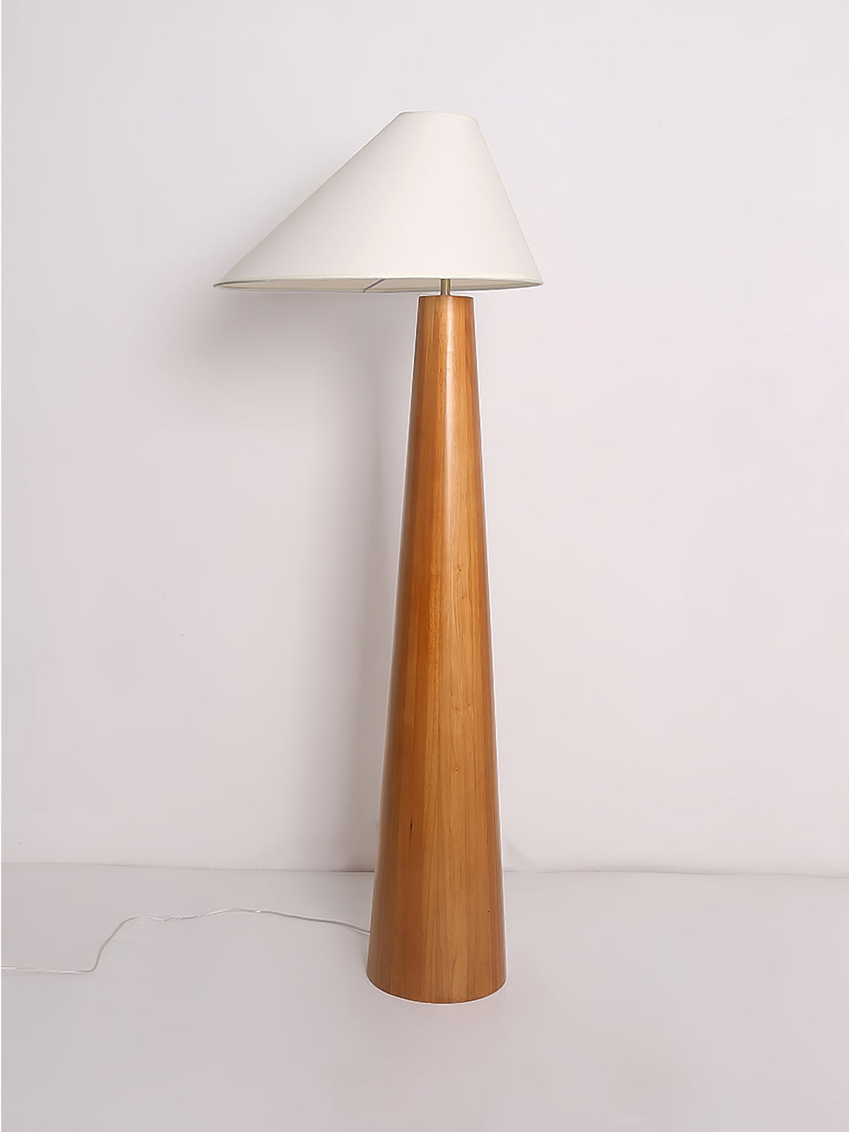 Pinnacle minimalískur viðargólflampi