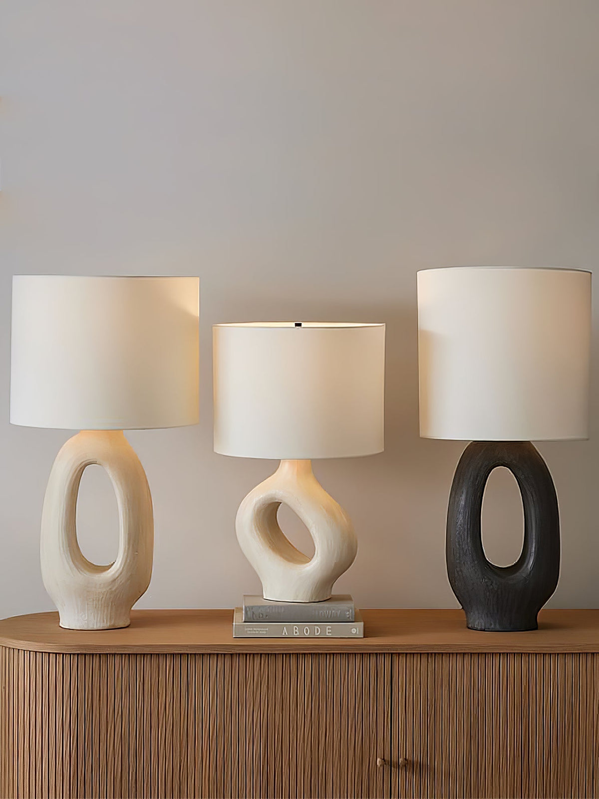 Lumestic skulpturel bordlampe i resin og stof