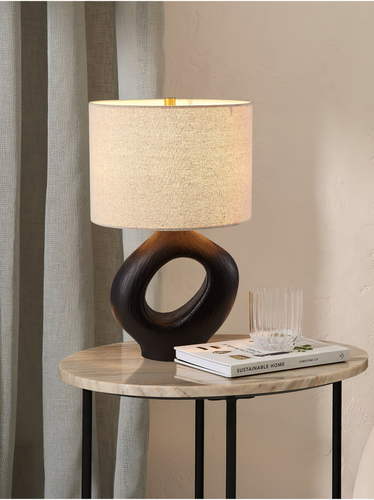 Lumestic skulpturel bordlampe i resin og stof