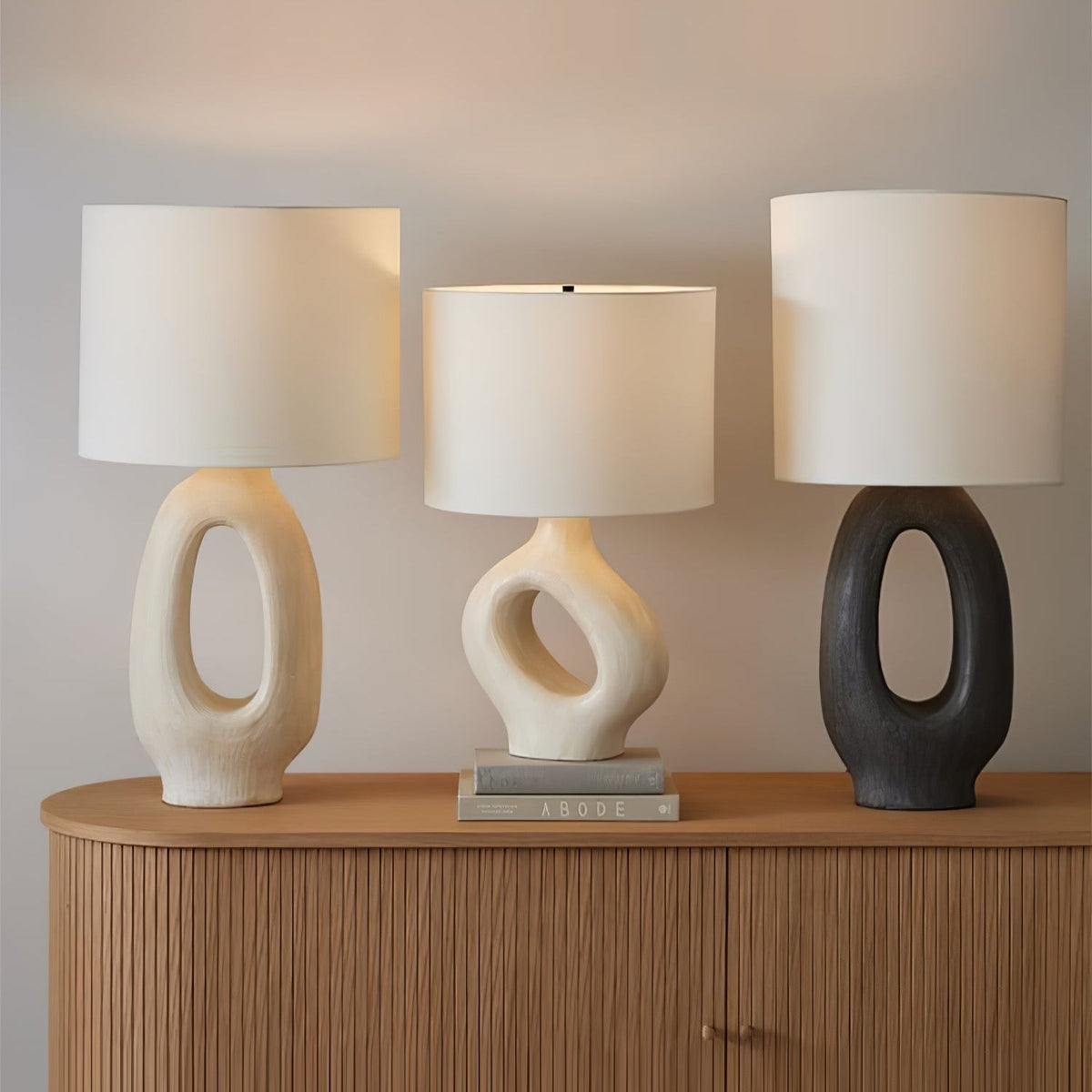Lumestic skulpturel bordlampe i resin og stof