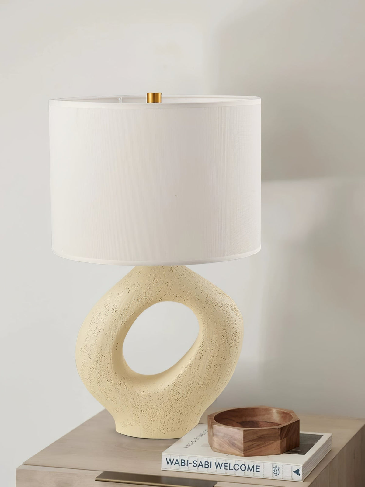 Lumestic skulpturel bordlampe i resin og stof