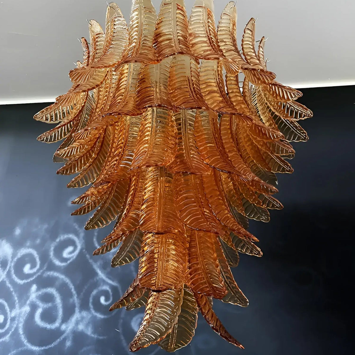 Veleena lysekrone med lagdelte blade i ravfarvet Murano-glas