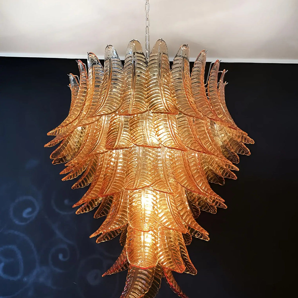 Veleena lysekrone med lagdelte blade i ravfarvet Murano-glas